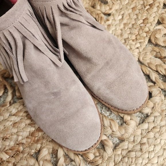 Kate Spade Gray Suede Fringe Side Zip Ankle Booties Boho Minimalist Chic 6.5 - Picture 8 of 12